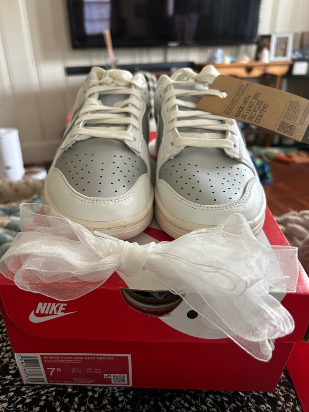 Women’s Nike White Silver Low-Top Sneakers extra shoestrings, new in box